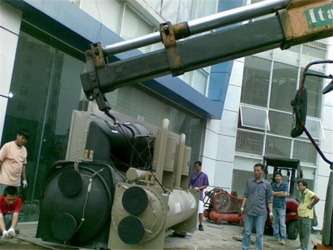 玉龙随车吊和汽车吊的核心区别是什么？哪种更省钱？