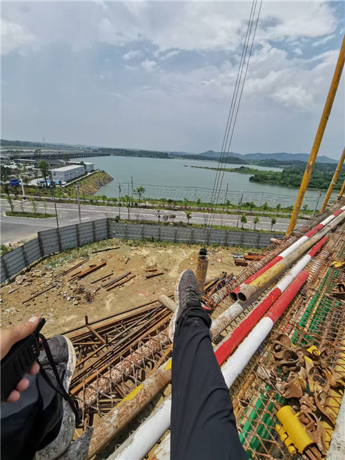 玉龙作业中发生设备损坏或人员意外，责任怎么划分？