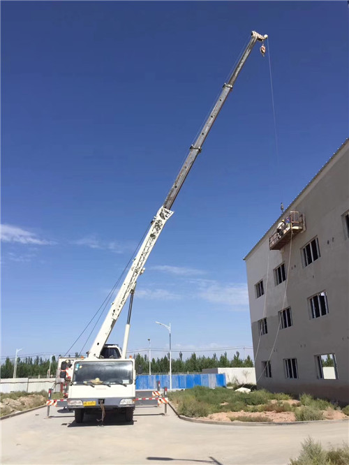 玉龙“轻装强干”—— 吊车的 “轻量化臂架” 技术