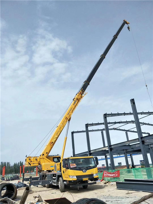 玉龙超高层建筑钢结构吊装案例